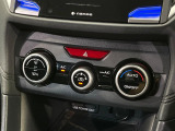 【オートエアコン】一度お好みの温度に設定すれば、車内の温度を検知し風量や温度を自動で調整。暑い&hellip;寒い&hellip;と何度もスイッチ操作をする必要はありません。快適な車内空間には必須の機能ですね♪