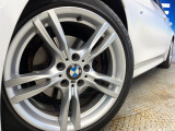 ●純正18インチアルミホイール:輸入車ならではの卓越した走りを支えるホイールと足回りです!日本車の走りに慣れている方にもぜひ体感して頂きたいほど、高いレベルでまとまっています!