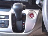 インパネシフトだから視線の移動も少なく足元もスッキリ。運転席もゆったりしているのでゆとりを持ってドライブできますね。