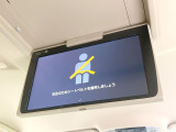 【フリップダウンモニター】大画面モニターで後席でもエンタメをお楽しみいただけます。小さなお子様にも大人気の装備です♪