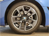 【BMWアロイホイル】軽量かつ強度に拘ったアロイホイル。走行性能ポテンシャルを引き出す設計。車の足元を引き締めてくれる大きなポイントはアロイホイルです。