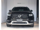 ボルボXC40は、よりスマートに、より大胆に生まれ変わりました。刷新されたフロントフェイス、先鋭的な躍動感を感じさせるスタイリング。SUVの姿を体現するプロポーションは力強さに溢れた佇まいを見せます。