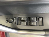 パワーウィンドウスイッチで運転席から全席の窓の開閉ができます♪