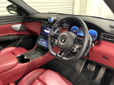 握るものを『興奮』へと導くステアリング。レースで培ったハイパフォーマンスなドライビングを体験。