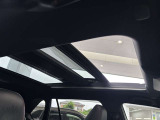【サンルーフ??】車内が明るく、快適な空間に!また、サンルーフは後部座席に座っているときでも、開放感を楽しむことができ、ドライブの楽しさを増します♪
