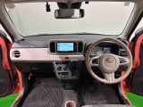 ひとつひとつのパーツを大きく、すっきりシンプルに!見易い計器類と運転し易いドライビングポジションは、視角も少なく、スクェアなボディで前方&左右の見切りが良く運転し易いクルマです