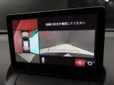 上空から俯瞰した映像で周囲の状況を確認出来る360&deg;ビューモニターです。これで狭い駐車場でも安心ですね。また、隠れたお子様やいつの間にか置かれたカートも確認出来ますね。