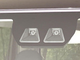 【スマートアシスト】走行中に前方の車両等を認識し、衝突しそうな時は警報とブレーキで衝突回避と被害軽減をアシスト。より安全にドライブをお楽しみいただけます。