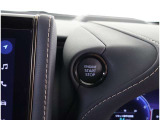 スマートキーを携帯していればキーを取り出さずにドアを施錠&解錠。クルマの始動も可能です。
