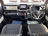 [フロントシート]インパネにシフトが付いているので足元広々!運転席から助手席の移動も楽々♪どちらからでも乗り降り出来るので、狭い場所の乗り降りも楽ちんですよ♪