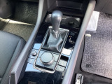 シンプルでとても使いやすいフロアシフトに、パーキングブレーキは電子制御パーキングブレーキです。