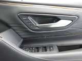 運転席シートポジションメモリーでスイッチを押すだけでシートが設定したポジションに動くので便利です!
