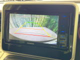 【バックカメラ】駐車時に後方がリアルタイム映像で確認できます。大型商業施設や立体駐車場での駐車時や、夜間のバック時に大活躍!運転スキルに関わらず、今や必須となった装備のひとつです!