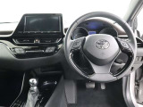 運転席のハンドル・シートは高さ調整ができますよ。