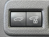 【パワーバックドア】スマートキーや運転席のボタンを押すだけでリアゲートが自動で開閉します!荷物を持っている時や、高い位置にあるバックドアを閉める際に便利な機能です♪