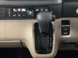 CVT車のセレクトレバーです。低速から高速まで、変速ショックのないスムーズな走りと、エンジン効率のよい領域を維持して燃費にも貢献します。サイドブレーキはスイッチ操作の電子制御パーキングブレーキ。