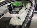 質感の高いシートでございます。使用感が出やすい運転席ですが、綺麗な状態を保っております。前席の状態は内装の状態を見る大きなポイントになると思いますので、是非一度、実際にご覧くださいませ。