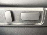 【パワーシート】スイッチ一つで簡単にシートの微調整が可能!電動だから力もいりません!快適なシートポジションにセットして、快適なドライブをお楽しみください。