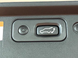 【パワーバックドア】スマートキーや運転席のボタンを押すだけでリアゲートが自動で開閉します!荷物を持っている時や、高い位置にあるバックドアを閉める際に便利な機能です♪