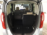 後席は分割可倒式で、用途に合わせてアレンジ可能。荷物の量や乗車人数に応じて柔軟に使える便利なシートです。