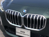 左右のキドニー・グリルの中心にはBMWのエンブレムが鎮座し、個性を放つデザイン性を兼ね備えました。
