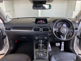 フロントピラーの位置を従来よりも後方にレイアウト。運転席からの視界の広がりを向上。車両の周囲の状況を、いち早く知ることで、安全に運行できます。