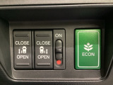 リアドアは乗り降りに便利な両側電動スライドドアです。また運転席に座っていながらスイッチ操作で自在にスライドドアを開け閉めできます。燃費に役立つECONボタンもここです。