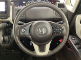 ハンドルにHondaセンシング系のクルーズコントロールやレーンキープアシストなどのスイッチと、オーディオの操作スイッチが装備されています。ハンドルから手を離さず安全に操作できます。