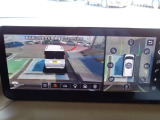クルマを真上から見下ろしているかのような映像によって、車庫入れや縦列駐車などの駐車時に、自車と駐車位置の関係をひと目で確認でき、スムースな駐車をサポートします。