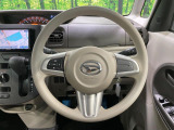 インテリアに合わせたデザインのステアリングは、運転される方のことも考え、運転しやすい形状、大きさです。是非一度、実際に触ってお確かめください。