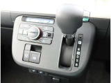 こちらのシフトは、車両にマッチしたデザインになっています!握りやすく、操作し易い配置になっていますので、いつも触れるシフトだからこそ、大切ですね!