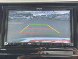 【バックモニター】後方の障害物や歩行者を確認できるバックモニター。狭い駐車場や混雑した場所でも安心して車を操作できます。