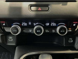 オートエアコンは左右席で独立温度コントロールが可能です。運転席はキンキンに冷やして助手席はマイルドにと言った設定が可能です☆暑さ寒さでケンカすることもなくなりますね♪