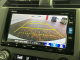 リバースギアに入れるだけで後方の表示へ切り替わります。夜間や雨の日の駐車も楽になりますよ。