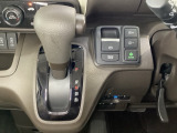 CVT車のセレクトレバーです。低速から高速まで、変速ショックのないスムーズな走りと、エンジン効率のよい領域を維持して燃費にも貢献します。サイドブレーキはスイッチ操作の電子制御パーキングブレーキです。