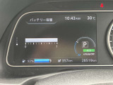 EVドライブに欠かせないバッテリーの状態をはじめ、ドライバーが必要とする情報をグラフィカルに表示する7インチカラーディスプレイ。バッテリーは12セグメント残ってます。