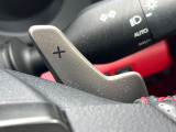 【パドルシフト】ハンドルから手を離さずに素早くシフトアップ&ダウンができるので、エンジンブレーキを使う下り坂や高速道路の合流で加速したい場面で役立ちます。