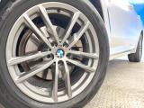 ●純正19インチアルミホイール:輸入車ならではの卓越した走りを支えるホイールと足回りです!日本車の走りに慣れている方にもぜひ体感して頂きたいほど、高いレベルでまとまっています!
