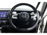 運転中もハンドルでの操作が可能です。特に高速道路等の目が離せない運転時には、便利さだけでなく、安全性も兼ね備えております。
