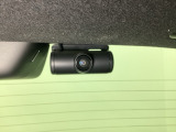 後方にもドライブレコーダーのカメラが付いています。前後両方でお車の周りを監視・記録いたします。