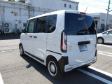オートヘッドライト標準装備です。車外の明るさに応じて自動的にヘッドライトの点灯・消灯をしてくれます。トンネルの出入り口などで活躍してくれます。