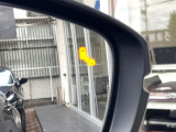 【ブラインドスポットインフォメーション】走行中、ドアミラーの死角になりやすい箇所に後続車が接近するとサイドミラー付近に警告を表示、ドライバーに注意喚起をしてくれます。