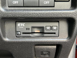 【ETC】有料道路を利用する際に料金所で停止することなく通過できる、ETC車載器(ノンストップ自動料金収受システム機器)が装備されています。セットアップを行うことで利用可能になります。
