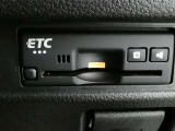 ETC車載器付きです。高速道路の料金所渋滞も解消!落ち着いてスムーズに通過できます。今や必需品の一つとなった装備ですね。