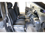 すわり心地の良い運転席・助手席です。長時間のドライブの疲れ軽減に貢献します。どうぞ快適なドライブを♪