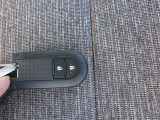 スマートキー搭載で、カギを取り出さずにドアの開閉やエンジン始動が可能。毎日の乗り降りがスムーズで快適になります。