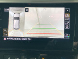 ギアをリバースに入れると車両後方の映像を映し出します。画面にはガイドラインが表示され、車庫入れや縦列駐車などの際に安全確認をサポートします。