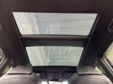 【調光パノラマルーフ】車内の解放感が一気に上がる大型パノラマルーフに調光機能がプラス!日差しが強い時、シェードを閉めなくてもガラスの透明度を調整することで心地よい明るさに♪