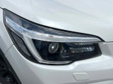 【LEDヘッドライト】悪天候や夜間走行時も良好な視界を確保し安心して運転できる高輝度LEDヘッドライトを装備!点灯速度が早く、消費電力も抑えられています。
