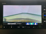 【バックカメラ】運転が苦手な方も車庫入れラクラクです!ギアをリバースに入れれば自動的に切り換わりますので、面倒な操作は不要です♪狭い駐車場もお車を傷つけず安心ですね!